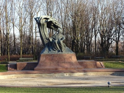 Łazienki - pomnik Fryderyka Chopina