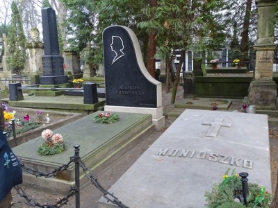 Stare Powązki - u grobu Chopina